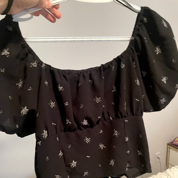 Cute puffy black shirt with little detailed flowers and a square neck. - Picture 2 of 2